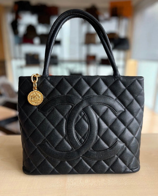 Collier médaillon Chanel doré authentifié — Le Comptoir Vintage