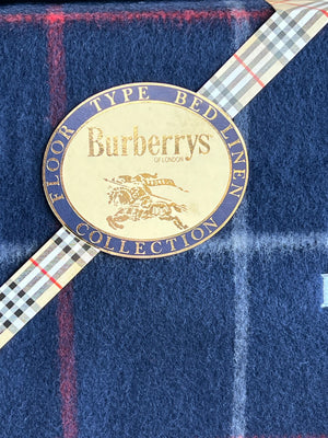 Plaid Burberrys en laine d'agneau tartan — vue 3 | Le Comptoir Vintage