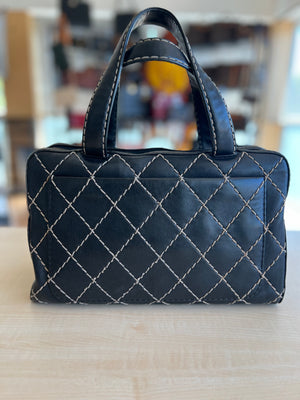 Chanel Wild Stitch avec carte d’authenticité — vue 2 | Le comptoir vintage