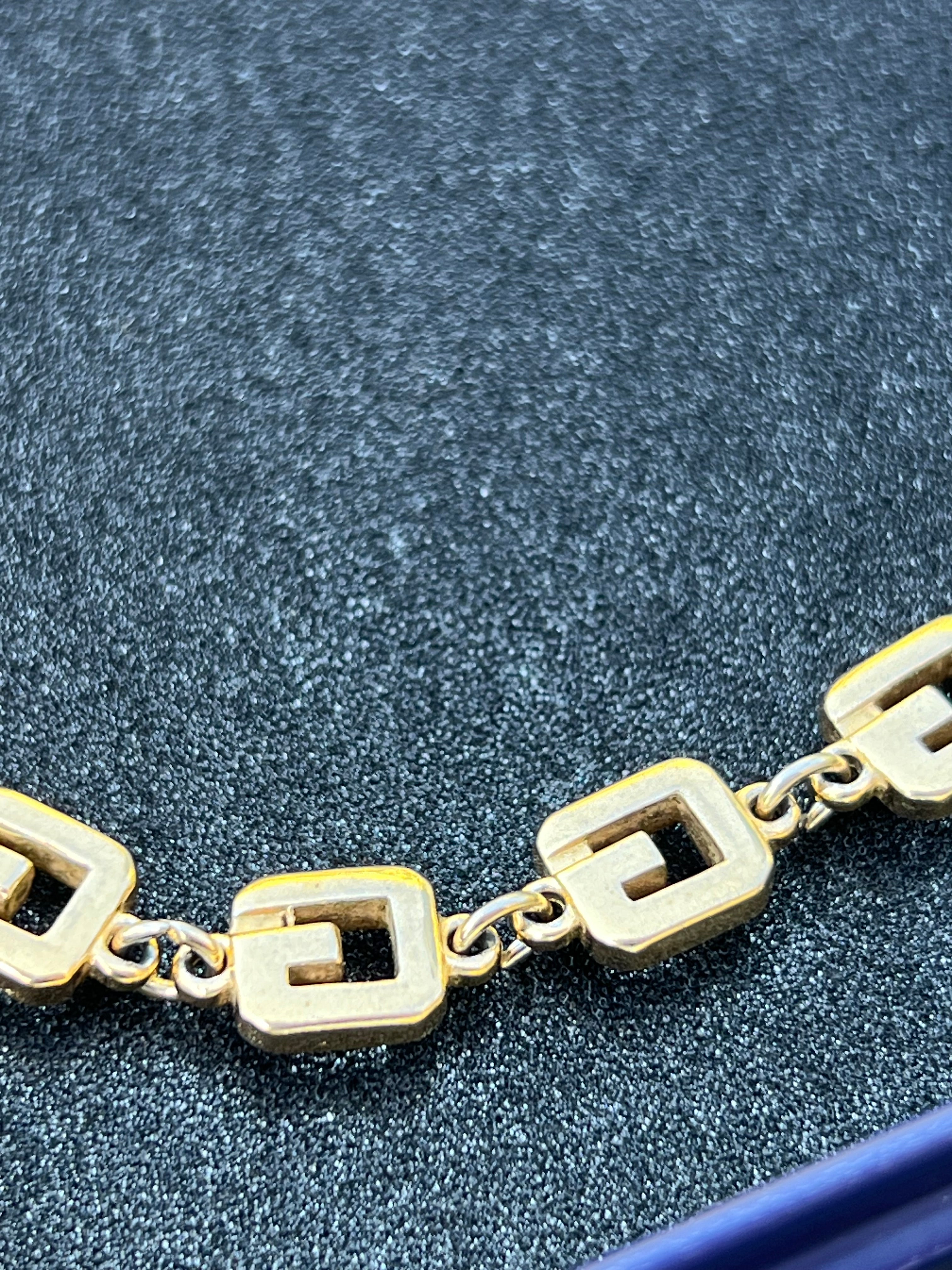 Collier ras-de-cou Givenchy plaqué or authentifié — Le Comptoir Vintage