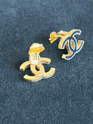 Chanel Boucles d'oreilles clip logo — vue 3 | Le comptoir vintage