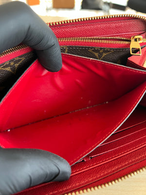 Portefeuille zippé Louis Vuitton Clémence Monogram — vue 10 | Le Comptoir Vintage