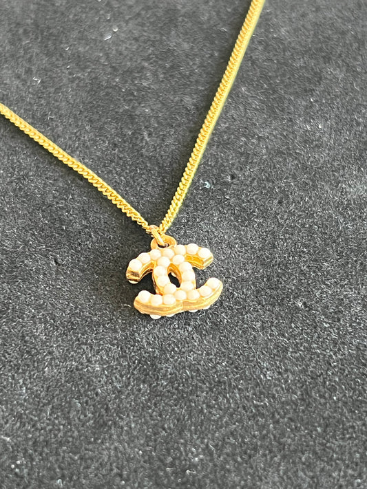 Collier pendentif Chanel logo CC perlé — vue 2 | Le Comptoir Vintage