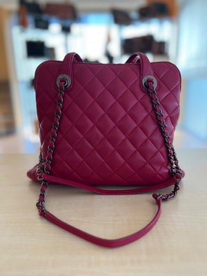 Chanel Sac Cabas Matelassé Chaîne CC — vue 3 | Le comptoir vintage