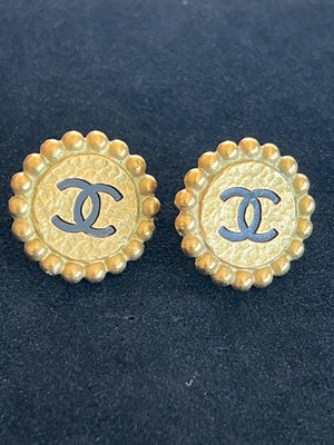 Chanel Boucles d'oreilles clip CC rondes dorées — vue 2 | Le comptoir vintage