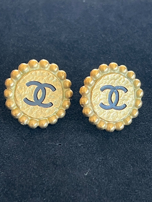 Chanel Boucles d'oreilles clip CC rondes dorées — vue 2 | Le comptoir vintage