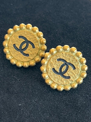 Chanel Boucles d'oreilles clip CC rondes dorées — vue 3 | Le comptoir vintage
