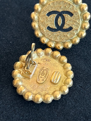 Chanel Boucles d'oreilles clip CC rondes dorées — vue 5 | Le comptoir vintage