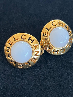 Chanel Boucles d'oreilles clips rondes logo CHANEL cabochon blanc — vue 3 | Le comptoir vintage