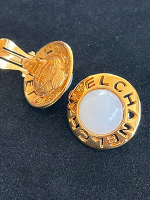 Chanel Boucles d'oreilles clips rondes logo CHANEL cabochon blanc — vue 5 | Le comptoir vintage