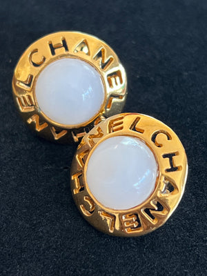 Chanel Boucles d'oreilles clips rondes logo CHANEL cabochon blanc — vue 6 | Le comptoir vintage