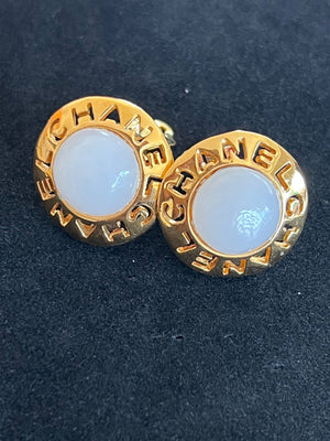 Chanel Boucles d'oreilles clips rondes logo CHANEL cabochon blanc — vue 8 | Le comptoir vintage