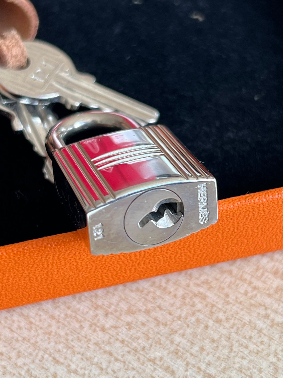 Hermès Cadenas Kelly avec clés et étui en cuir authentifié — Le comptoir vintage