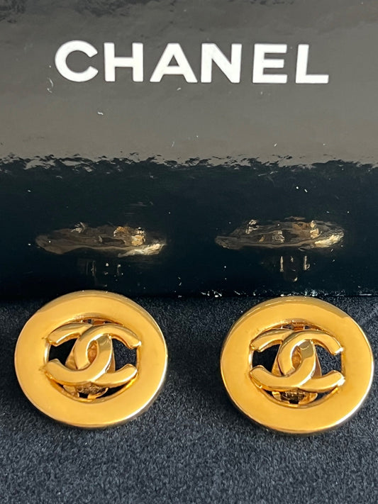 Chanel Boucles d'oreilles clips ronds logo CC — vue 2 | Le comptoir vintage