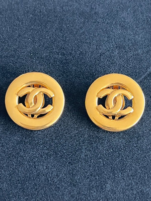 Chanel Boucles d'oreilles clips ronds logo CC — vue 6 | Le comptoir vintage
