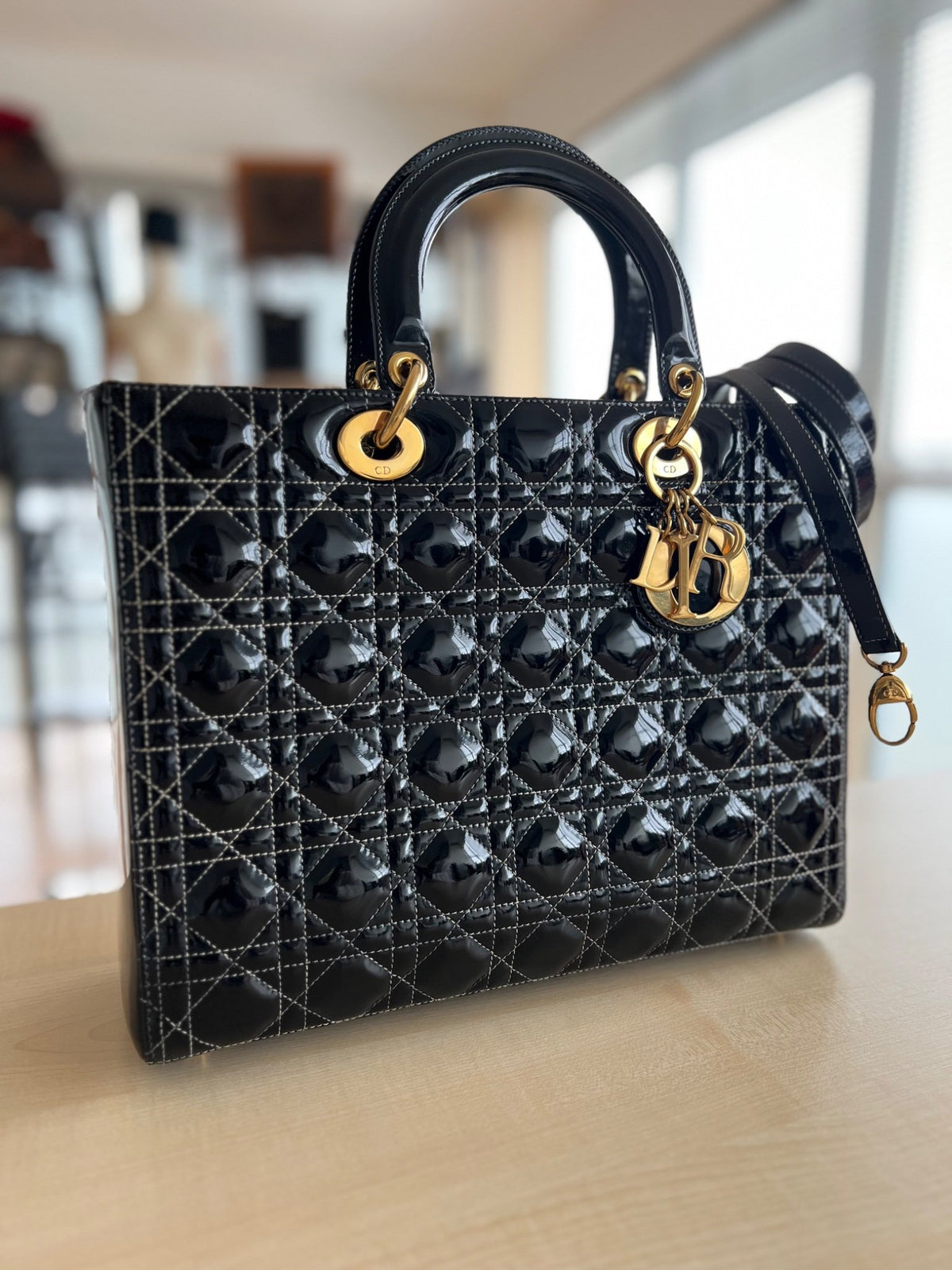 Christian Dior Sac Lady Dior Large en cuir verni noir authentifié — Le comptoir vintage
