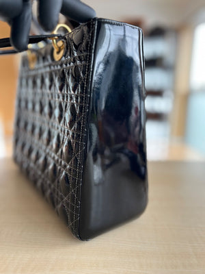 Christian Dior Sac Lady Dior Large en cuir verni noir — vue 18 | Le comptoir vintage