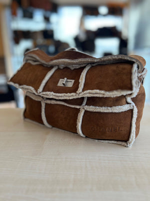 Chanel Sac 2.55 Porté Épaule en Shearling Mouton Retourné — vue 3 | Le comptoir vintage