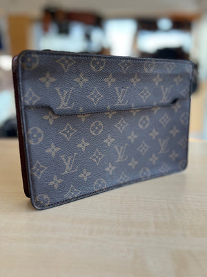 Louis Vuitton Pochette Homme Monogram — vue 2 | Le comptoir vintage