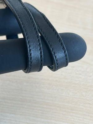 Prada Bracelet Double Tour en Cuir avec Médaillon Logo — vue 4 | Le comptoir vintage