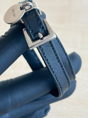 Prada Bracelet Double Tour en Cuir avec Médaillon Logo — vue 5 | Le comptoir vintage