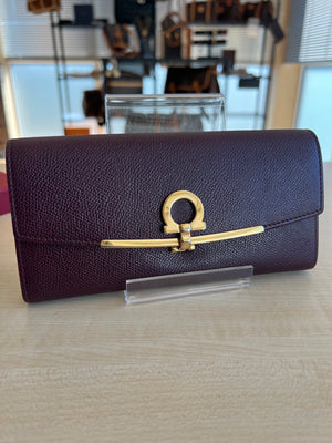 Salvatore Ferragamo Gancini Leather Long Wallet — vue 2 | Le comptoir vintage