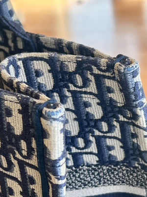 Dior Book Tote moyen modèle en toile Oblique bleu marine — vue 11 | Le comptoir vintage