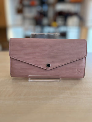 Louis Vuitton Portefeuille Sarah en cuir épi Rose Ballerine authentifié — Le comptoir vintage