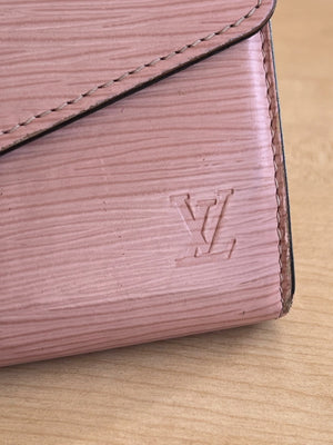 Louis Vuitton Portefeuille Sarah en cuir épi Rose Ballerine — vue 5 | Le comptoir vintage