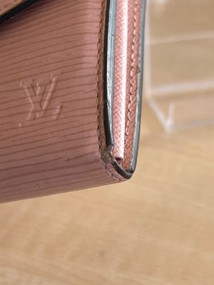 Louis Vuitton Portefeuille Sarah en cuir épi Rose Ballerine — vue 8 | Le comptoir vintage