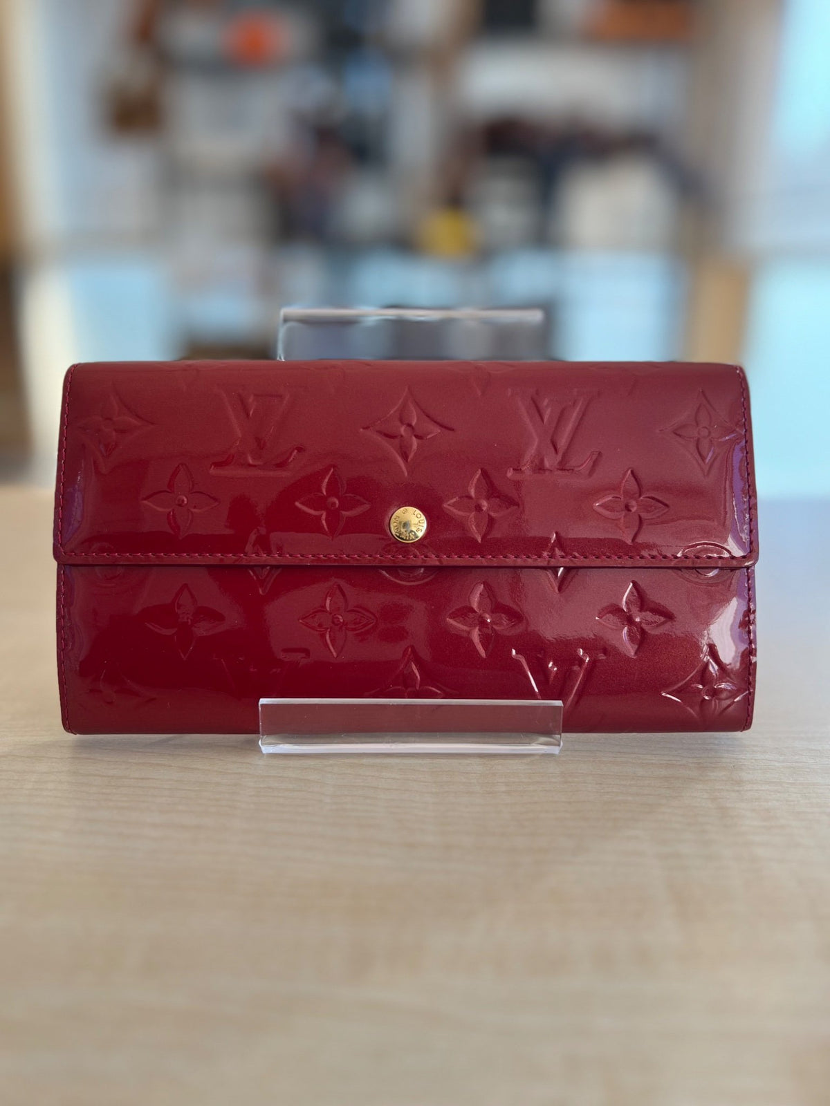 Louis Vuitton Portefeuille Sarah Monogram Vernis Pomme d'Amour authentifié — Le comptoir vintage