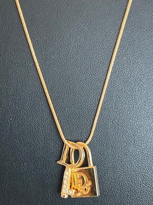Dior Collier pendentif cadenas et clé logo Dior strass, métal doré — vue 4 | Le comptoir vintage