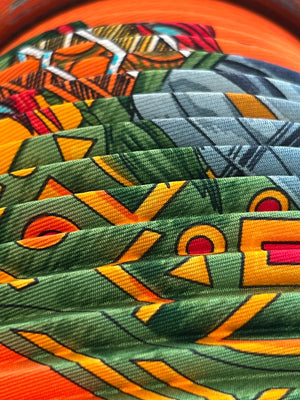 Hermès Carré Plissé "Cuirs du Désert" en soie orange — vue 9 | Le comptoir vintage
