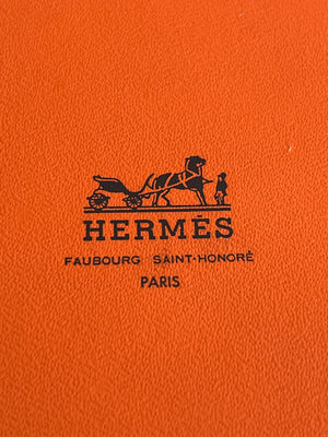 Hermès Carré Plissé "Cuirs du Désert" en soie orange — vue 13 | Le comptoir vintage