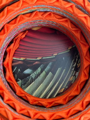 Hermès Carré Plissé "Cuirs du Désert" en soie orange — vue 15 | Le comptoir vintage