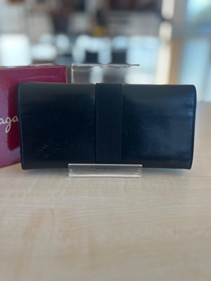 Salvatore Ferragamo Portefeuille long Vara en cuir noir — vue 3 | Le comptoir vintage