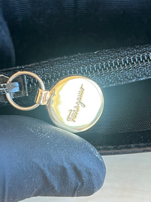 Salvatore Ferragamo Portefeuille long Vara en cuir noir — vue 6 | Le comptoir vintage