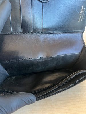 Salvatore Ferragamo Portefeuille long Vara en cuir noir — vue 7 | Le comptoir vintage