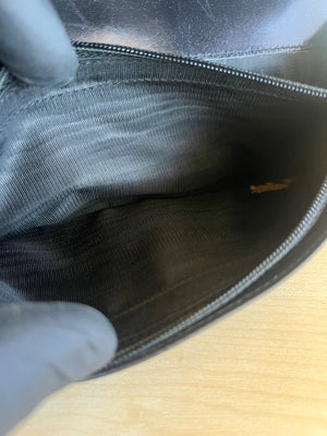 Salvatore Ferragamo Portefeuille long Vara en cuir noir — vue 9 | Le comptoir vintage