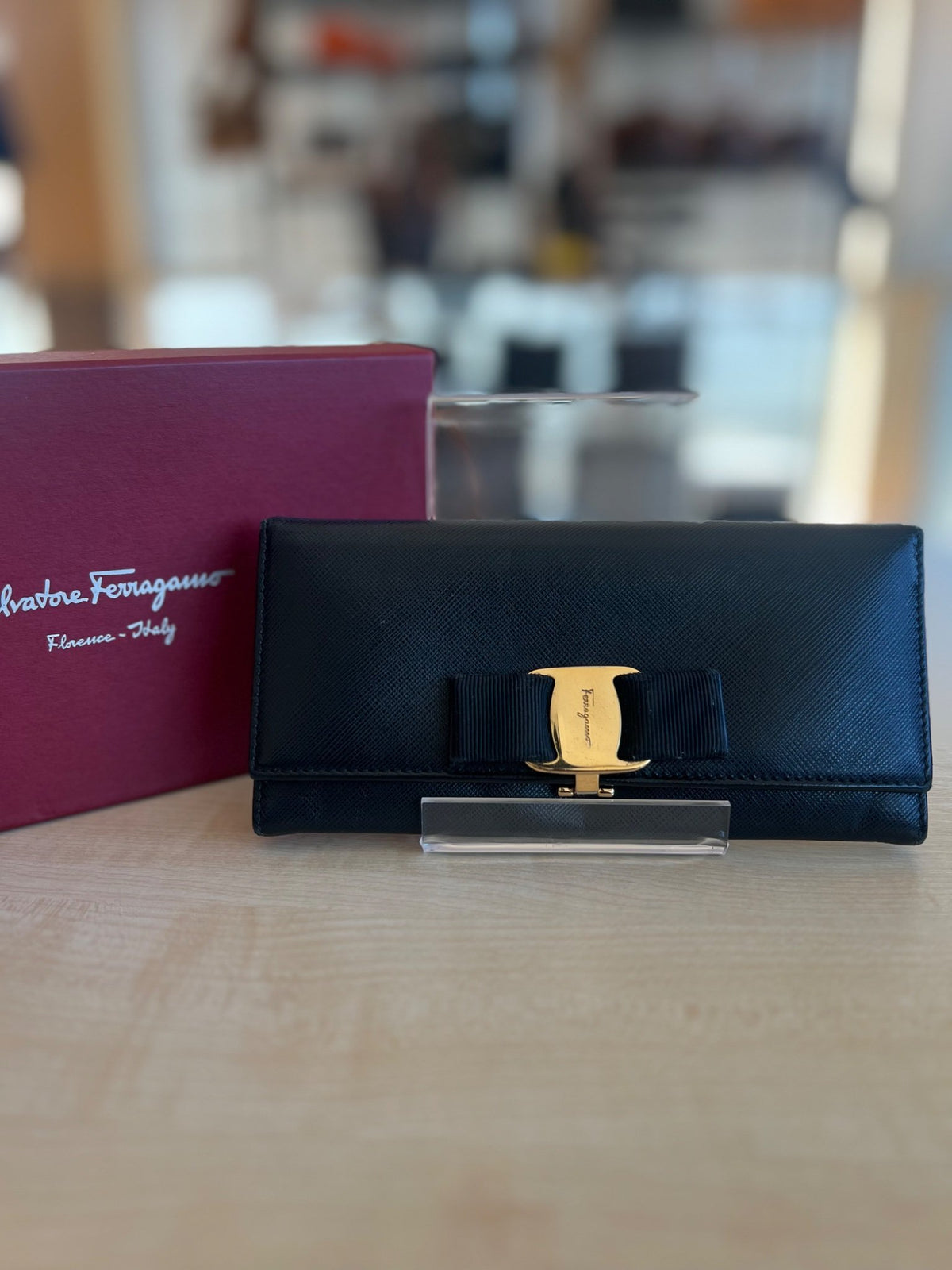 Salvatore Ferragamo Portefeuille long Vara Bow en cuir saffiano noir authentifié — Le comptoir vintage
