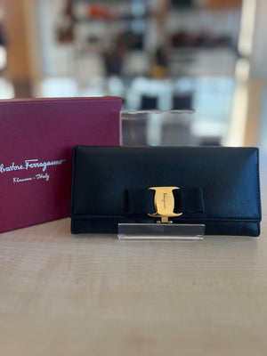 Salvatore Ferragamo Portefeuille long Vara Bow en cuir saffiano noir authentifié — Le comptoir vintage