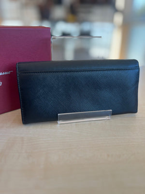 Salvatore Ferragamo Portefeuille long Vara Bow en cuir saffiano noir — vue 3 | Le comptoir vintage