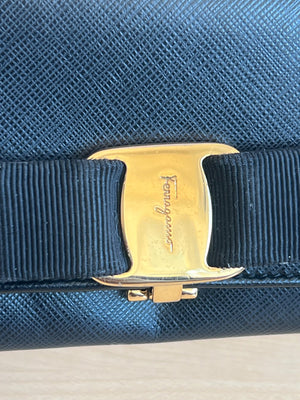 Salvatore Ferragamo Portefeuille long Vara Bow en cuir saffiano noir — vue 2 | Le comptoir vintage