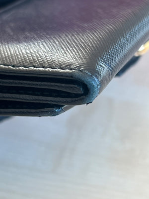 Salvatore Ferragamo Portefeuille long Vara Bow en cuir saffiano noir — vue 4 | Le comptoir vintage