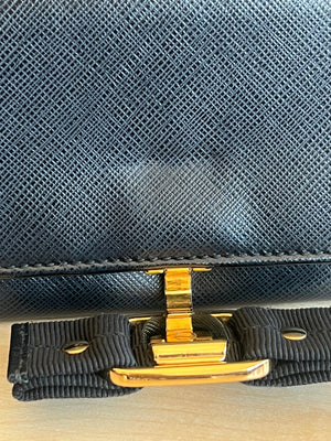 Salvatore Ferragamo Portefeuille long Vara Bow en cuir saffiano noir — vue 8 | Le comptoir vintage