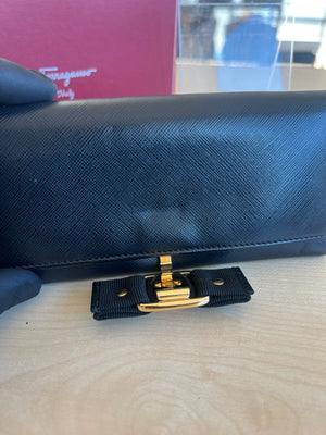 Salvatore Ferragamo Portefeuille long Vara Bow en cuir saffiano noir — vue 9 | Le comptoir vintage
