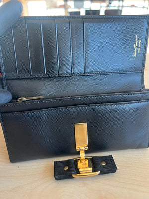 Salvatore Ferragamo Portefeuille long Vara Bow en cuir saffiano noir — vue 10 | Le comptoir vintage