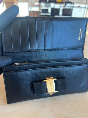 Salvatore Ferragamo Portefeuille long Vara Bow en cuir saffiano noir — vue 11 | Le comptoir vintage