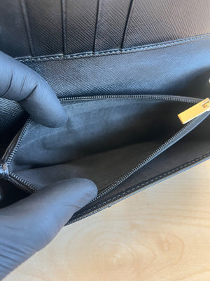 Salvatore Ferragamo Portefeuille long Vara Bow en cuir saffiano noir — vue 13 | Le comptoir vintage