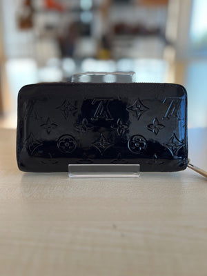 Louis Vuitton Portefeuille Zippy Vernis Monogram Amarante — vue 3 | Le comptoir vintage